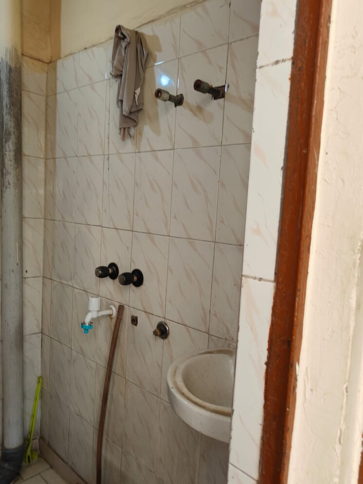 Bathroom, jasola 2 Bedroom 700 Sq.Ft. Apartment In Jasola Delhi 9579205