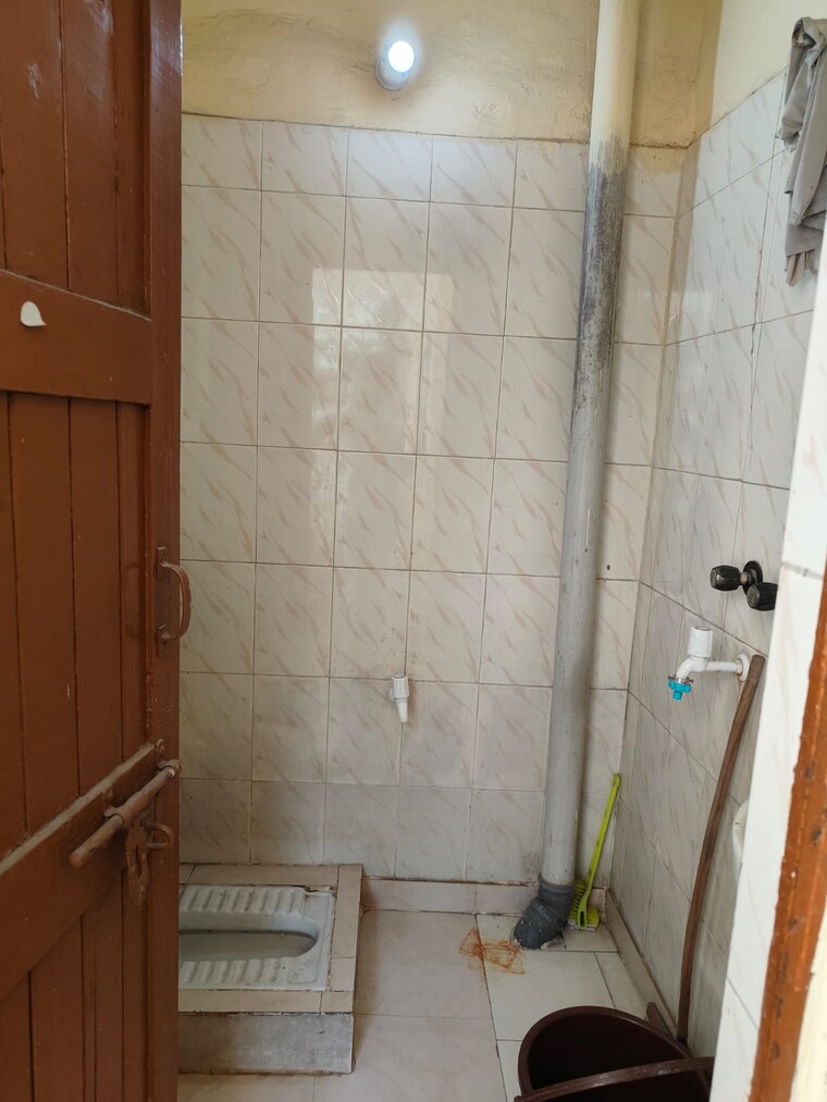 Bathroom, jasola 2 Bedroom 700 Sq.Ft. Apartment In Jasola Delhi 9579205