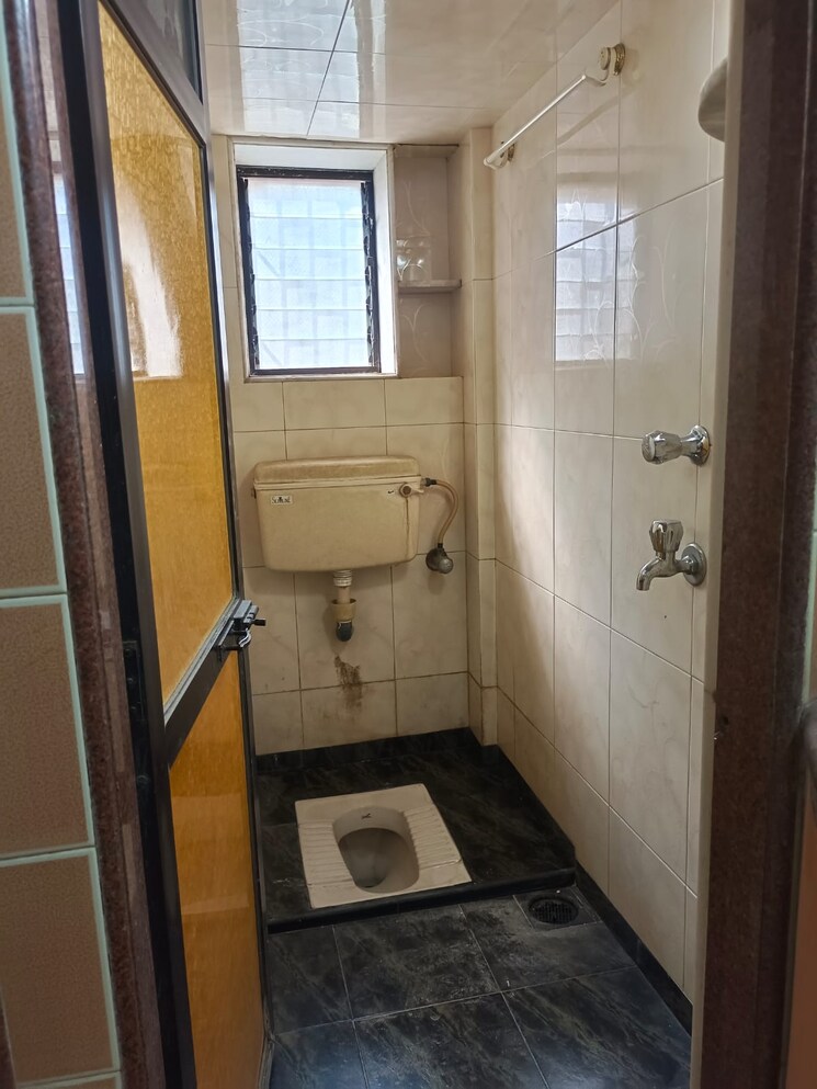 Bathroom, raj-laxmi-apartment-andheri-west 1 Bedroom 450 Sq.Ft. Apartment In Andheri West Mumbai 9579229