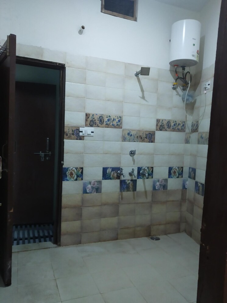 Bathroom, aliganj 3 Bedroom 1600 Sq.Ft. Builder Floor In Aliganj Lucknow 9579246