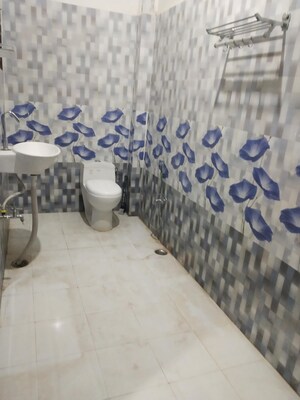 Parking in 3 BHK Builder Floor at Aliganj – for Rent