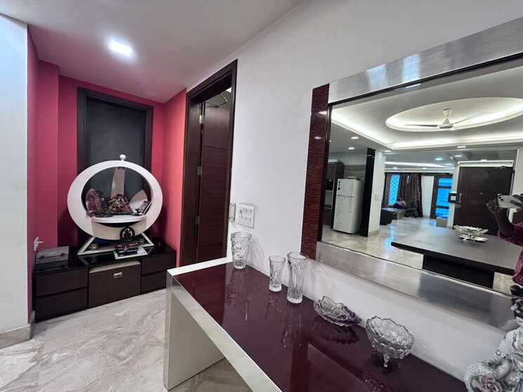  Parking, greater kailash ii 4 Bedroom 372 Sq.Yd. Builder Floor In Greater Kailash ii Delhi 9579263