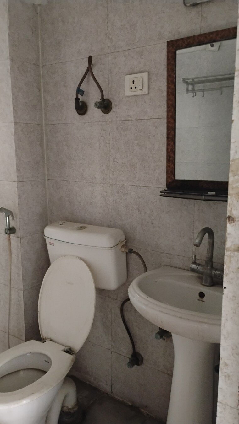 Bathroom, panchsheel-greens-ii 2 Bedroom 915 Sq.Ft. Apartment In Sector 16 Greater Noida Greater Noida 9579369