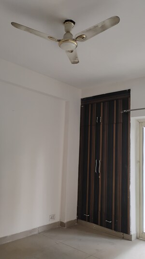 Furnished Amenities in 2 BHK Apartment at Panchsheel Greens II, Sector 16 Greater Noida – for Rent