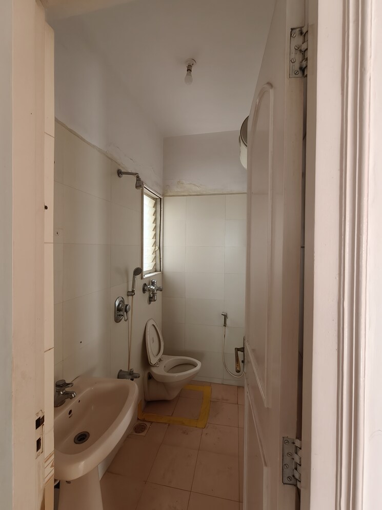 Attached Bathroom, bredco-viceroy-court 2 Bedroom 750 Sq.Ft. Apartment In Kandivali East Mumbai 9579371