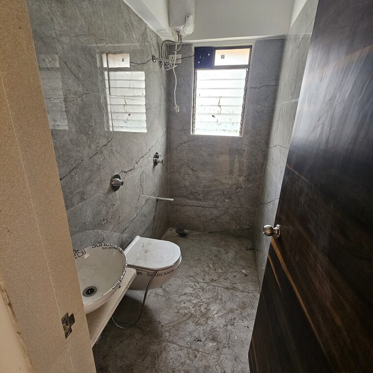 Bathroom, goregaon east 5 Bedroom 1500 Sq.Ft. Apartment In Goregaon East Mumbai 9579403