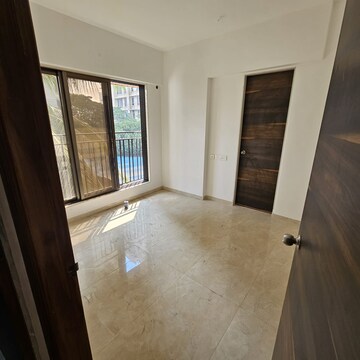 Room in 5 BHK Apartment at Goregaon East – for Rent