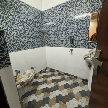 Attached Bathroom in 2 BHK Builder Floor at Saket – for Rent