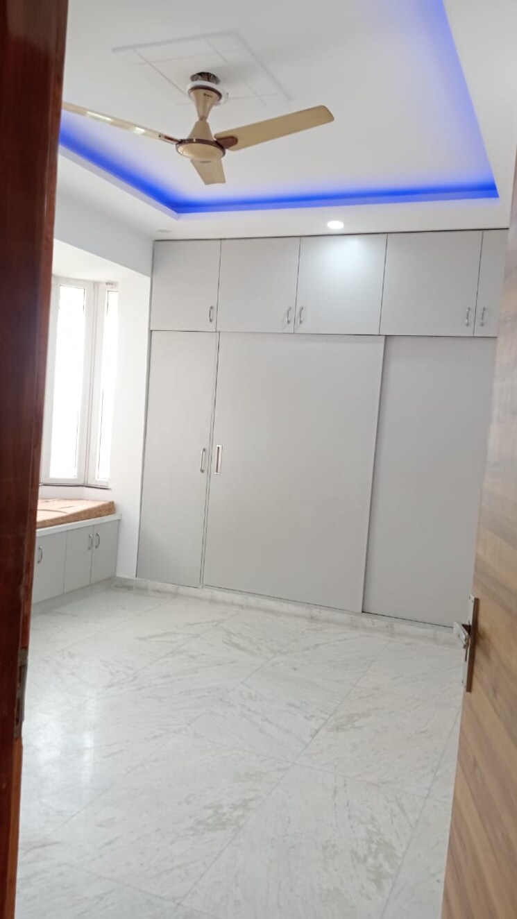 Room, sector 7 dwarka 3 Bedroom 1200 Sq.Ft. Builder Floor In Sector 7 Dwarka Delhi 9579485