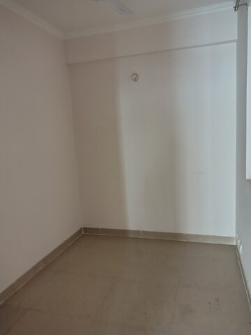 Room in 2.5 BHK Apartment at Amrapali Leisure Park, Amrapali Leisure Valley – for Rent