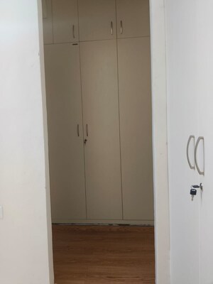 Room in 4 BHK Apartment at Amrapali Crystal Homes, Sector 76 – for Rent