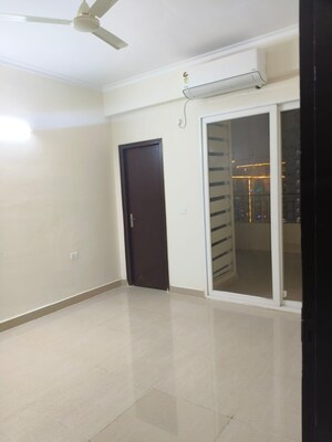Room in 4 BHK Apartment at Amrapali Crystal Homes, Sector 76 – for Rent