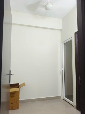 Room in 4 BHK Apartment at Amrapali Crystal Homes, Sector 76 – for Rent