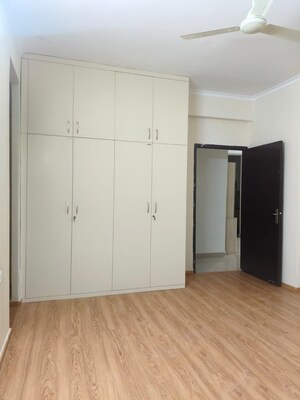 Room in 4 BHK Apartment at Amrapali Crystal Homes, Sector 76 – for Rent