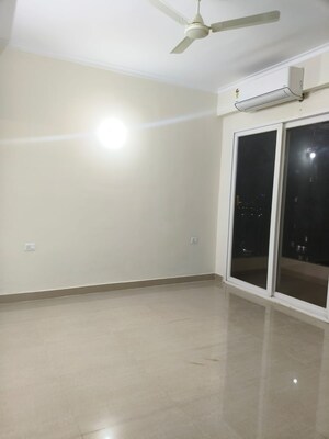 Room in 4 BHK Apartment at Amrapali Crystal Homes, Sector 76 – for Rent