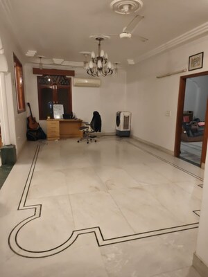 Room in 3 BHK Builder Floor at Sector 31 – for Rent