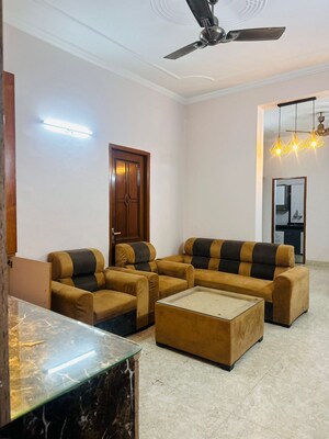 Living Room in 2 BHK Builder Floor at Sector 40 – for Rent
