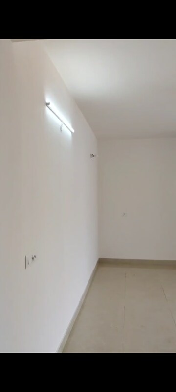 Room in 3.5 BHK Apartment at Sushant Golf City – for Rent