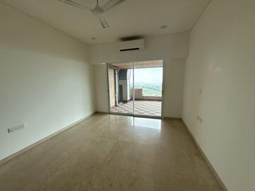 Room in 3 BHK Apartment at Lokhandwala Minerva Mahalaxmi, Mahalaxmi – for Rent
