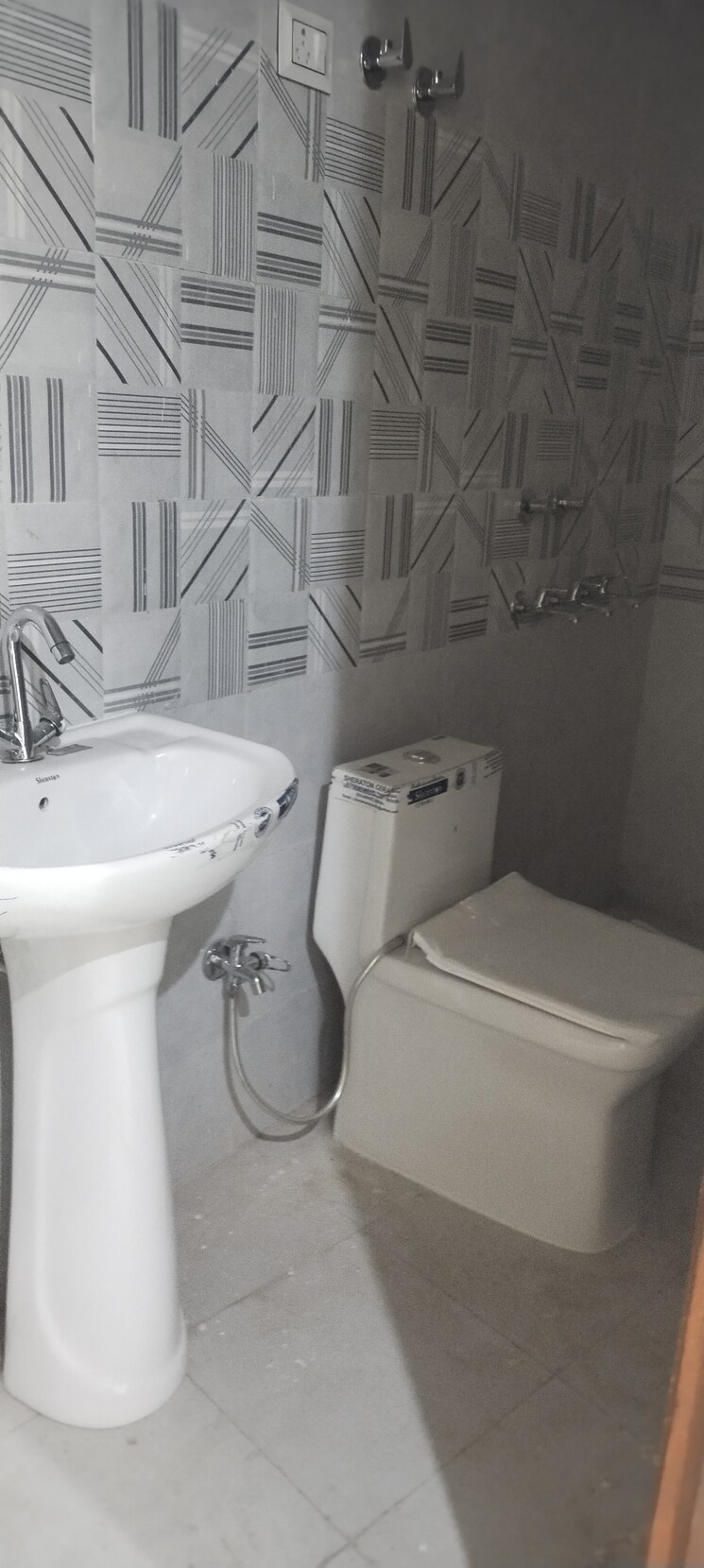 Bathroom, mayur vihar phase 1 3 Bedroom 950 Sq.Ft. Builder Floor In Mayur Vihar Phase 1 Delhi 9579613