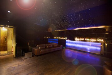 Furnished Amenities in 6 BHK Apartment at Indiabulls Blu, Worli – for Rent