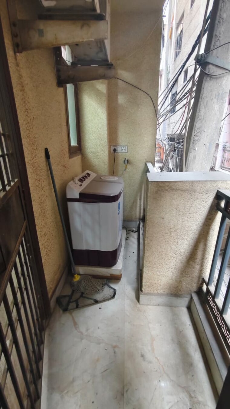 Balcony, kalkaji 1.5 Bedroom 400 Sq.Ft. Builder Floor In Kalkaji Delhi 9579663