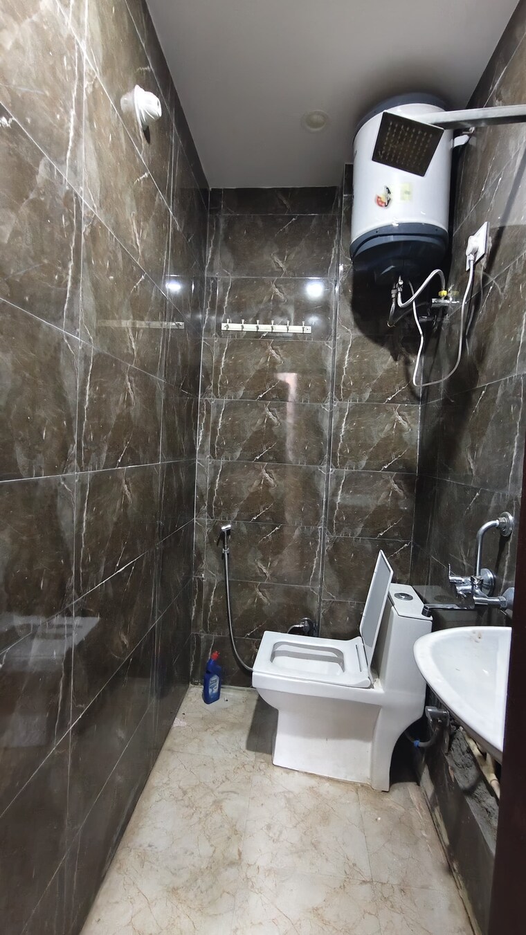 Bathroom, kalkaji 1.5 Bedroom 400 Sq.Ft. Builder Floor In Kalkaji Delhi 9579663