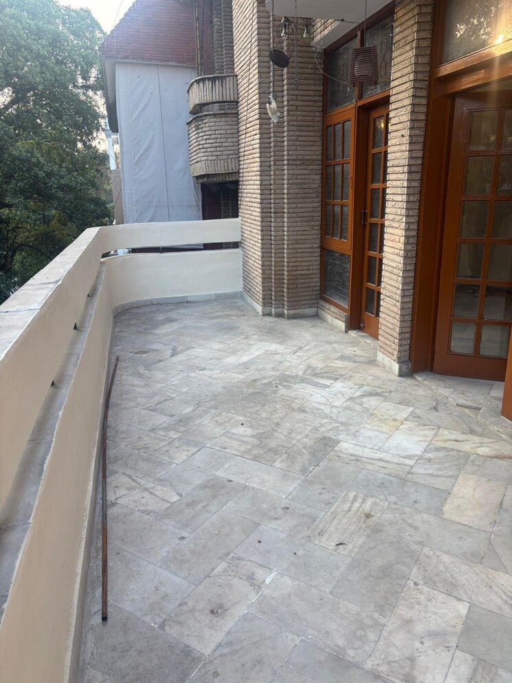 Balcony, panchsheel enclave 3 Bedroom 265 Sq.Yd. Builder Floor In Panchsheel Enclave Delhi 9579671