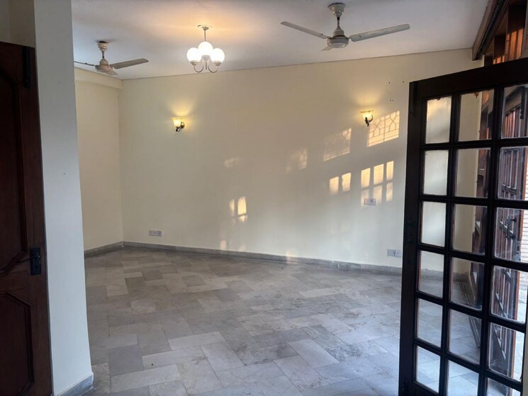 Room, panchsheel enclave 3 Bedroom 265 Sq.Yd. Builder Floor In Panchsheel Enclave Delhi 9579671