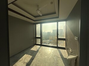 Room in 4 BHK Apartment at Lodha Trump Tower, Worli – for Rent