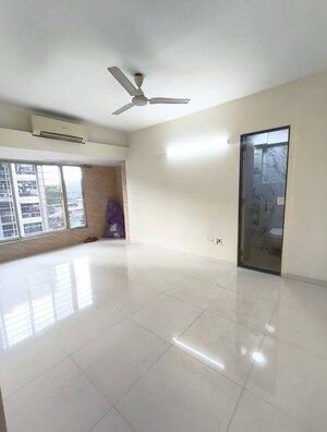 Room in 2 BHK Apartment at Group Seven Rushi Heights, Goregaon East – for Rent