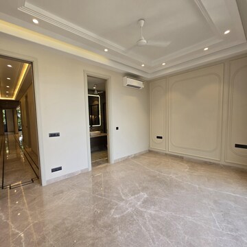 Furnished Amenities in 4 BHK Builder Floor at Hauz Khas Enclave – for Sale