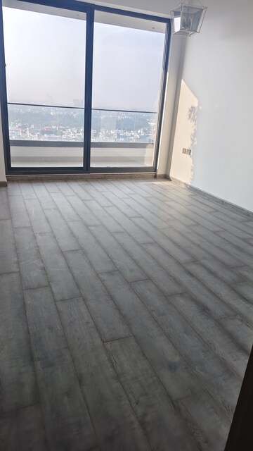 Room in 5 BHK Apartment at ABA County 107, Sector 107 – for Rent