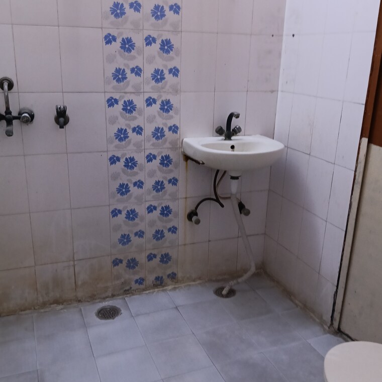 Bathroom, rwa-apartments-sector-50 2 Bedroom 112 Sq.Mt. Builder Floor In Sector 50 Noida 9579918