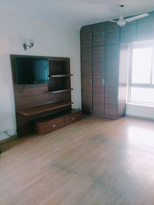 Room in 4 BHK Apartment at DLF The Belaire, Sector 54 – for Rent