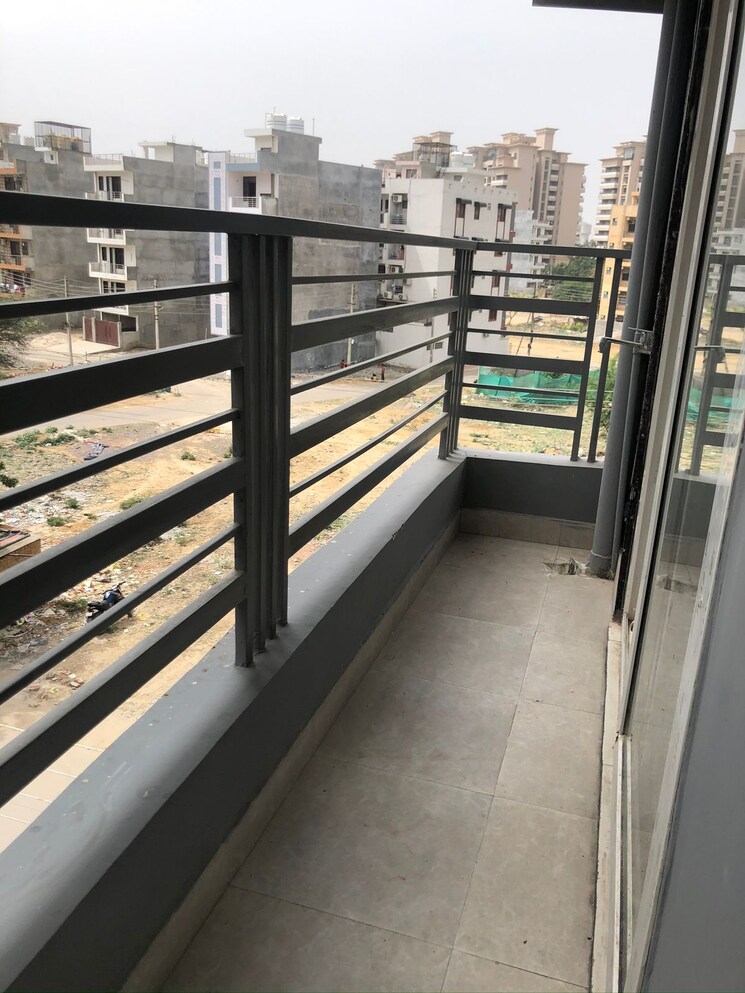 Balcony, sector 42 1 Bedroom 150 Sq.Yd. Builder Floor In Sector 42 Gurgaon 9580034