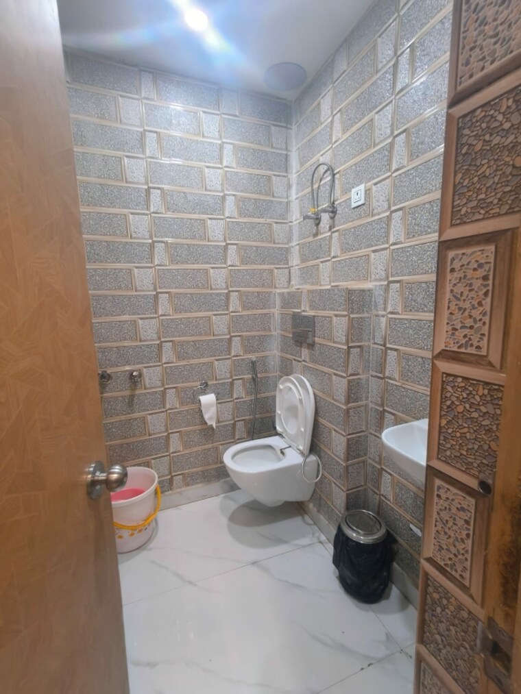 Washroom, east patel nagar Commercial Office Space 1500 Sq.Ft. In East Patel Nagar Delhi 9580086