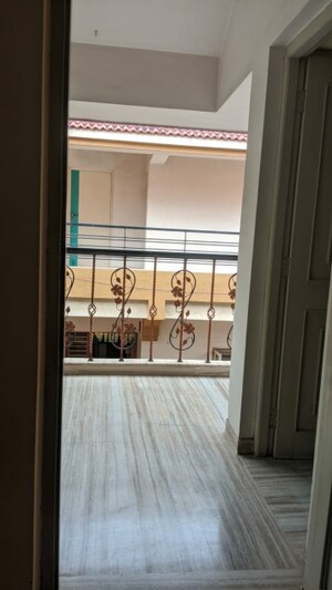 Room in 5 BHK Villa at Satellite – for Rent