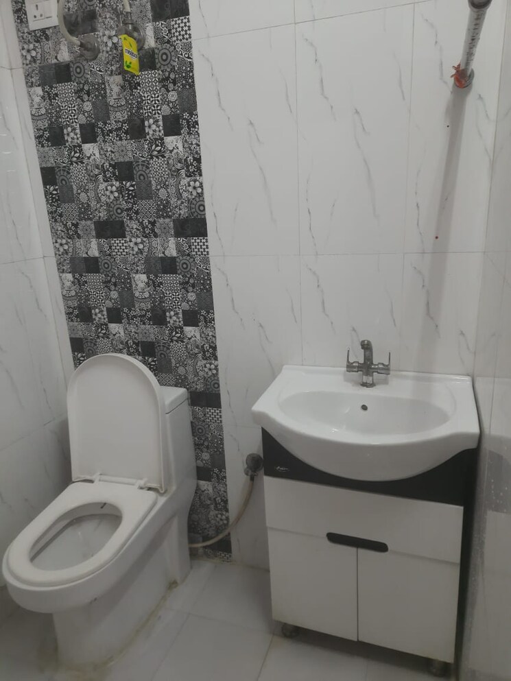 Bathroom, niti khand 2 Bedroom 950 Sq.Ft. Builder Floor In Niti Khand Ghaziabad 9580178