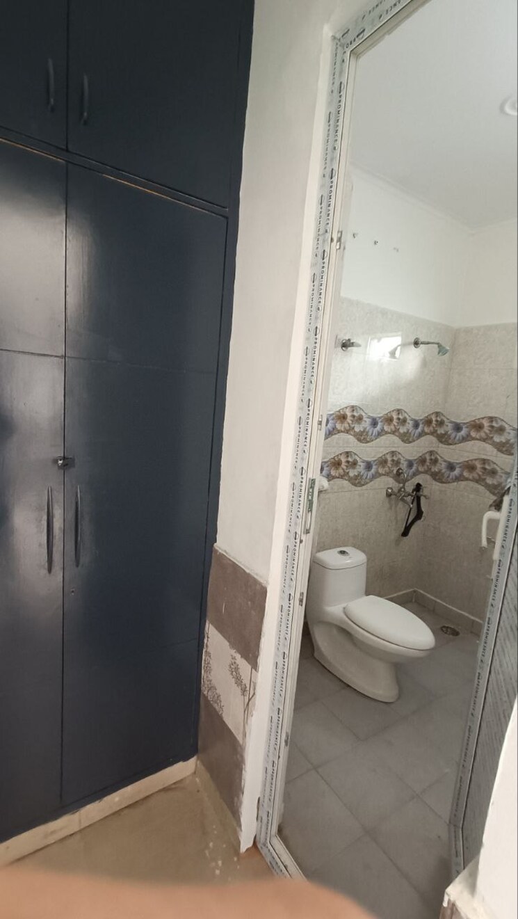 Bathroom, sainik colony 3 Bedroom 1500 Sq.Ft. Builder Floor In Sainik Colony Faridabad 9580298