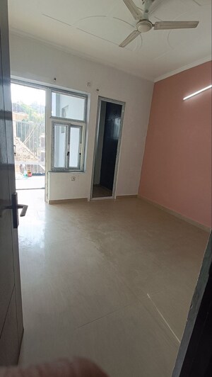 Room in 3 BHK Builder Floor at Sainik Colony – for Rent
