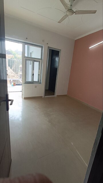 Room in 3 BHK Builder Floor at Sainik Colony – for Rent