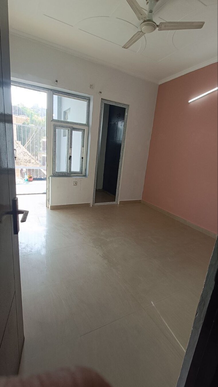 Room, sainik colony 3 Bedroom 1500 Sq.Ft. Builder Floor In Sainik Colony Faridabad 9580298