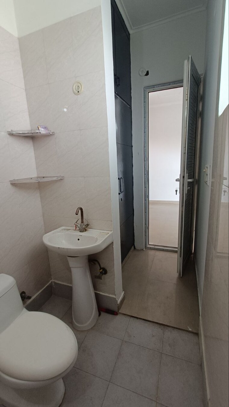 Bathroom, sainik colony 3 Bedroom 1500 Sq.Ft. Builder Floor In Sainik Colony Faridabad 9580298