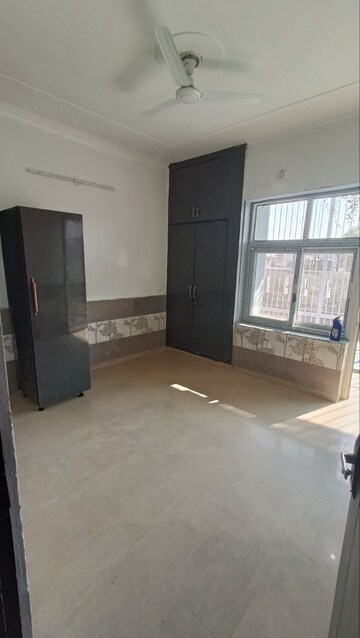 Room in 3 BHK Builder Floor at Sainik Colony – for Rent