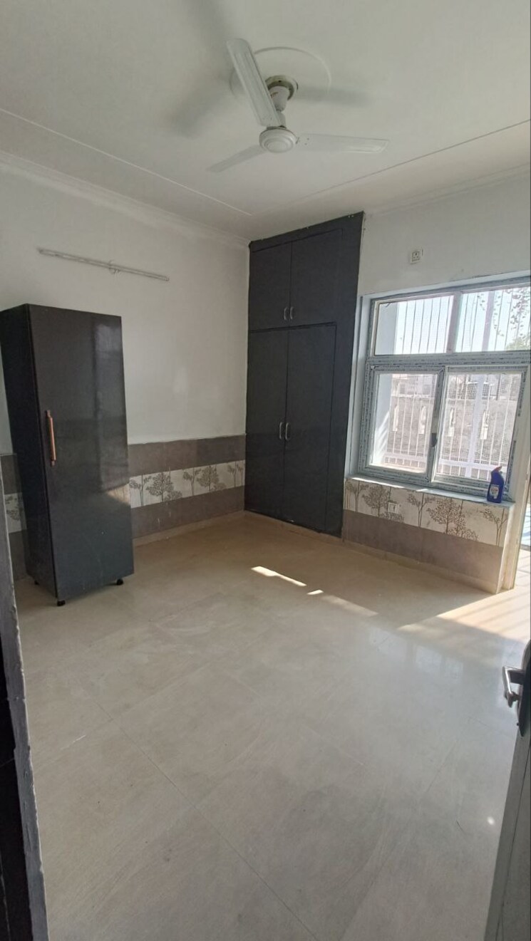 Room, sainik colony 3 Bedroom 1500 Sq.Ft. Builder Floor In Sainik Colony Faridabad 9580298
