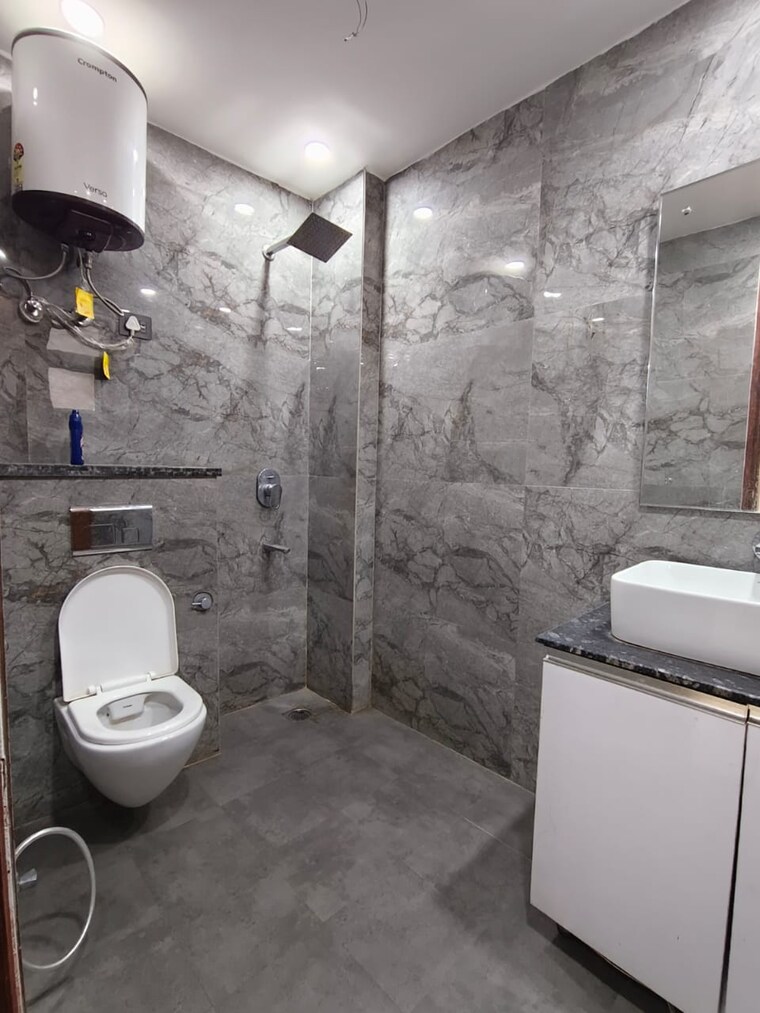 Bathroom, freedom fighters enclave 3 Bedroom 1500 Sq.Ft. Builder Floor In Freedom Fighters Enclave Delhi 9580340