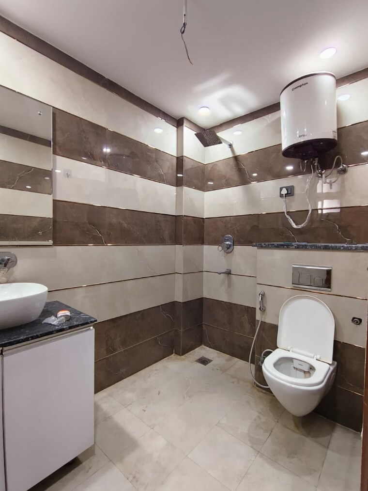 Bathroom, freedom fighters enclave 3 Bedroom 1500 Sq.Ft. Builder Floor In Freedom Fighters Enclave Delhi 9580340