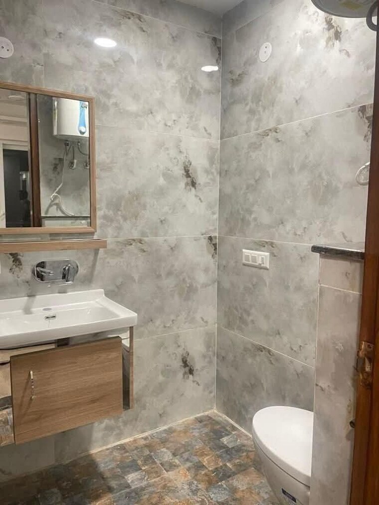 Bathroom, freedom fighters enclave 3 Bedroom 1500 Sq.Ft. Apartment In Freedom Fighters Enclave Delhi 9580368