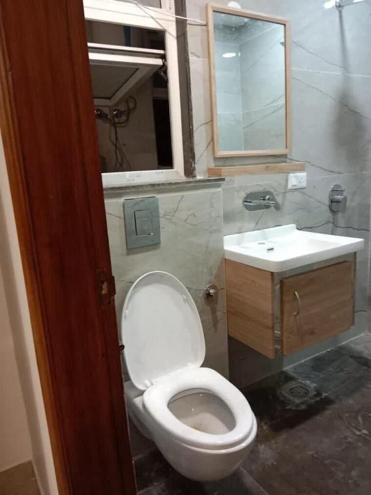 Bathroom, freedom fighters enclave 3 Bedroom 1500 Sq.Ft. Apartment In Freedom Fighters Enclave Delhi 9580368